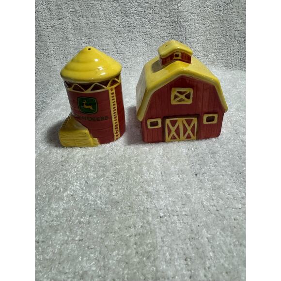 John Deere On The Farm Barn And Silo Salt and Pepper Shakers - Picture 1 of 6